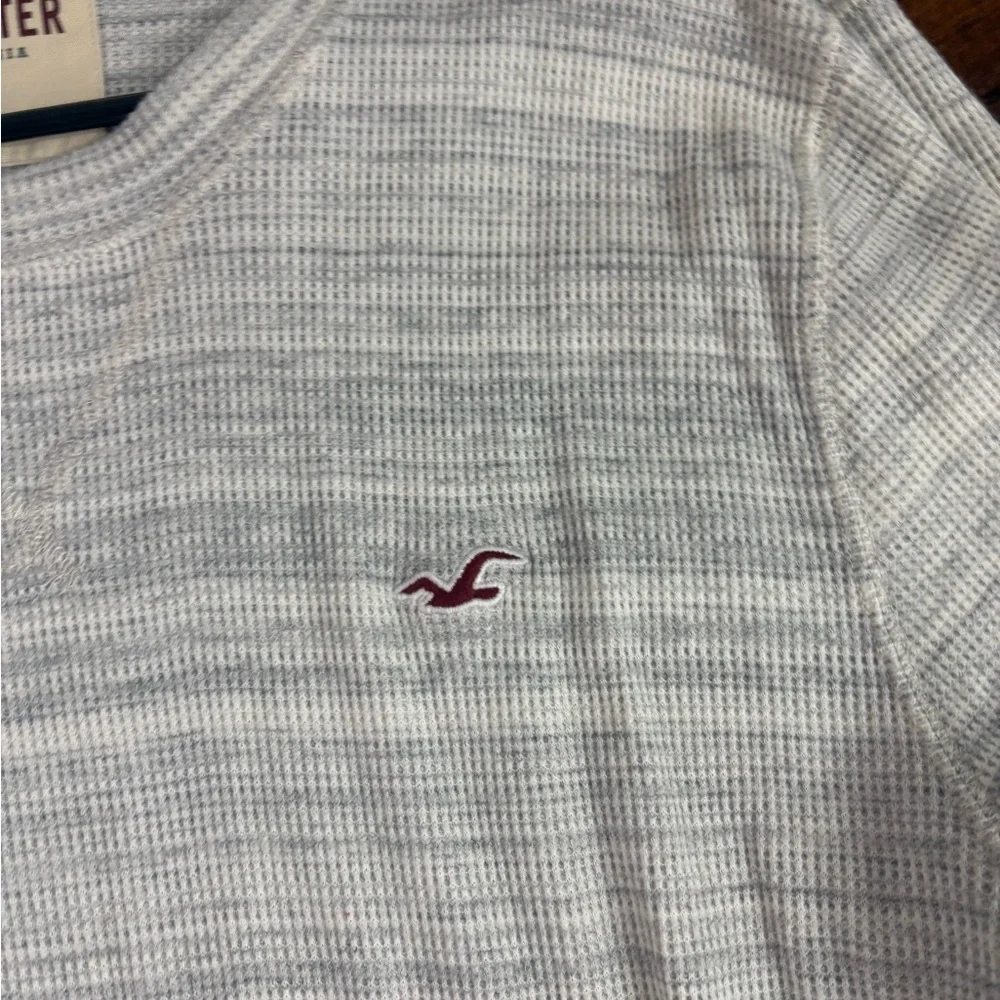Hollister Men's Beige Long Sleeve Tee - Picture 2 of 4
